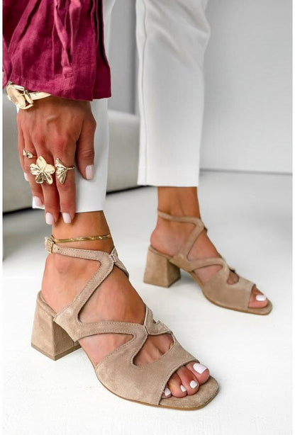 Décolleté in suede beige con cinturino alla caviglia