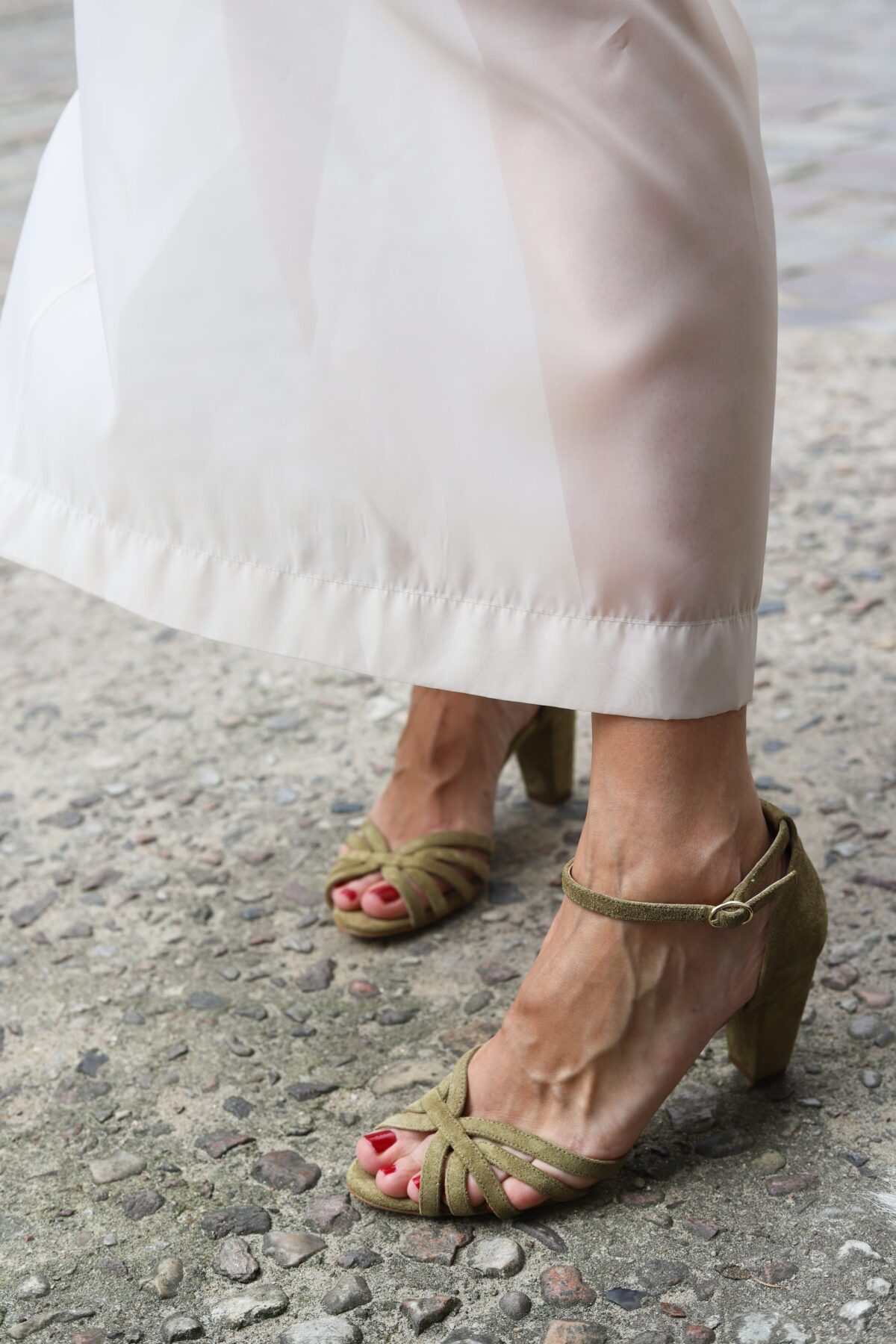 Sandali in suede rosso con punta aperta e fasce incrociate