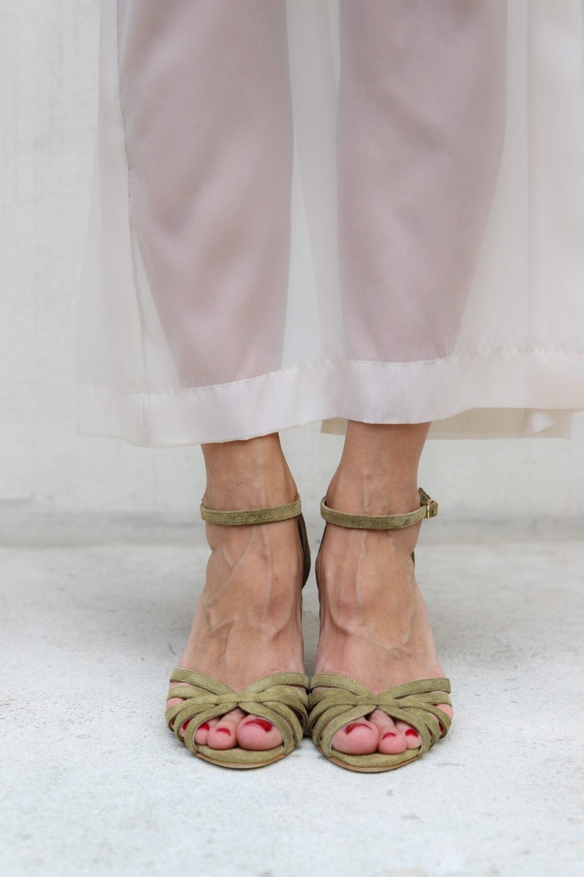 Sandali in suede rosso con punta aperta e fasce incrociate