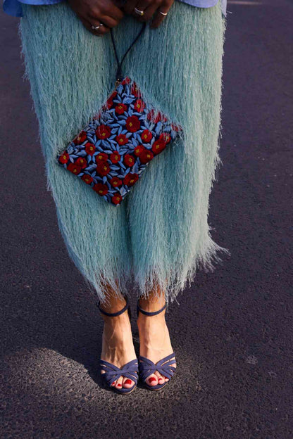 Sandali in suede rosso con punta aperta e fasce incrociate