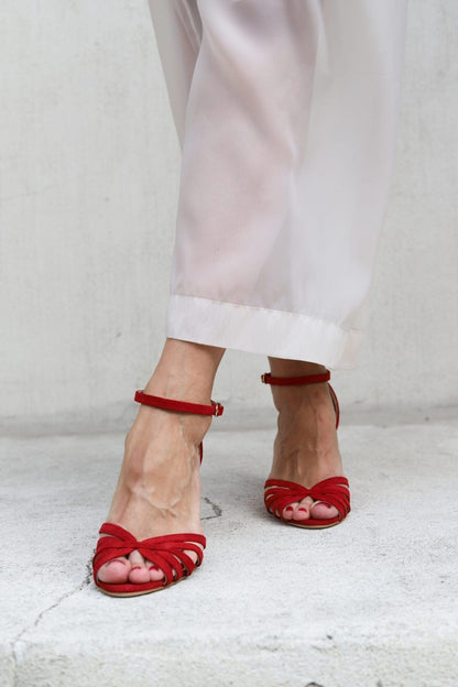 Sandali in suede rosso con punta aperta e fasce incrociate