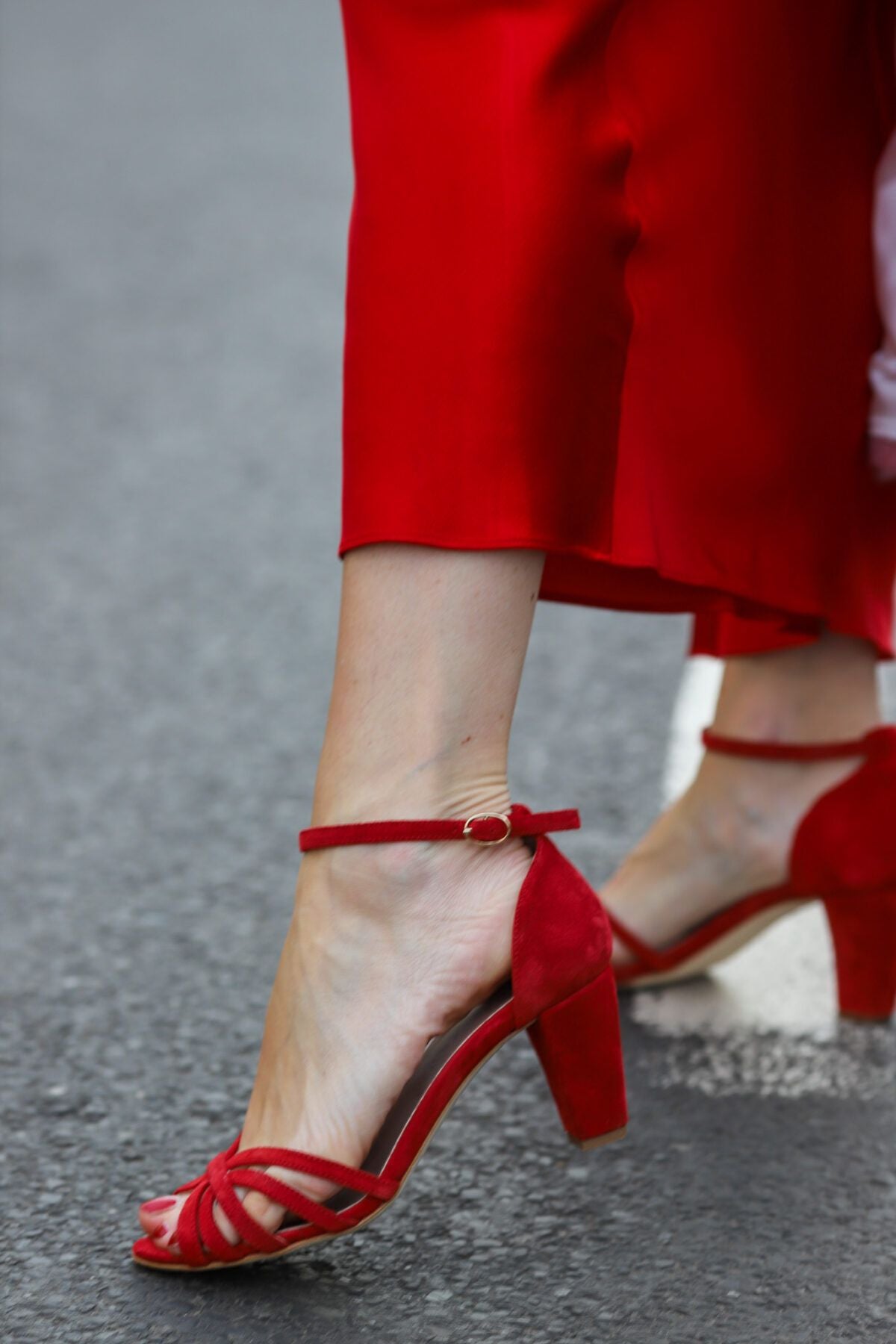 Sandali in suede rosso con punta aperta e fasce incrociate