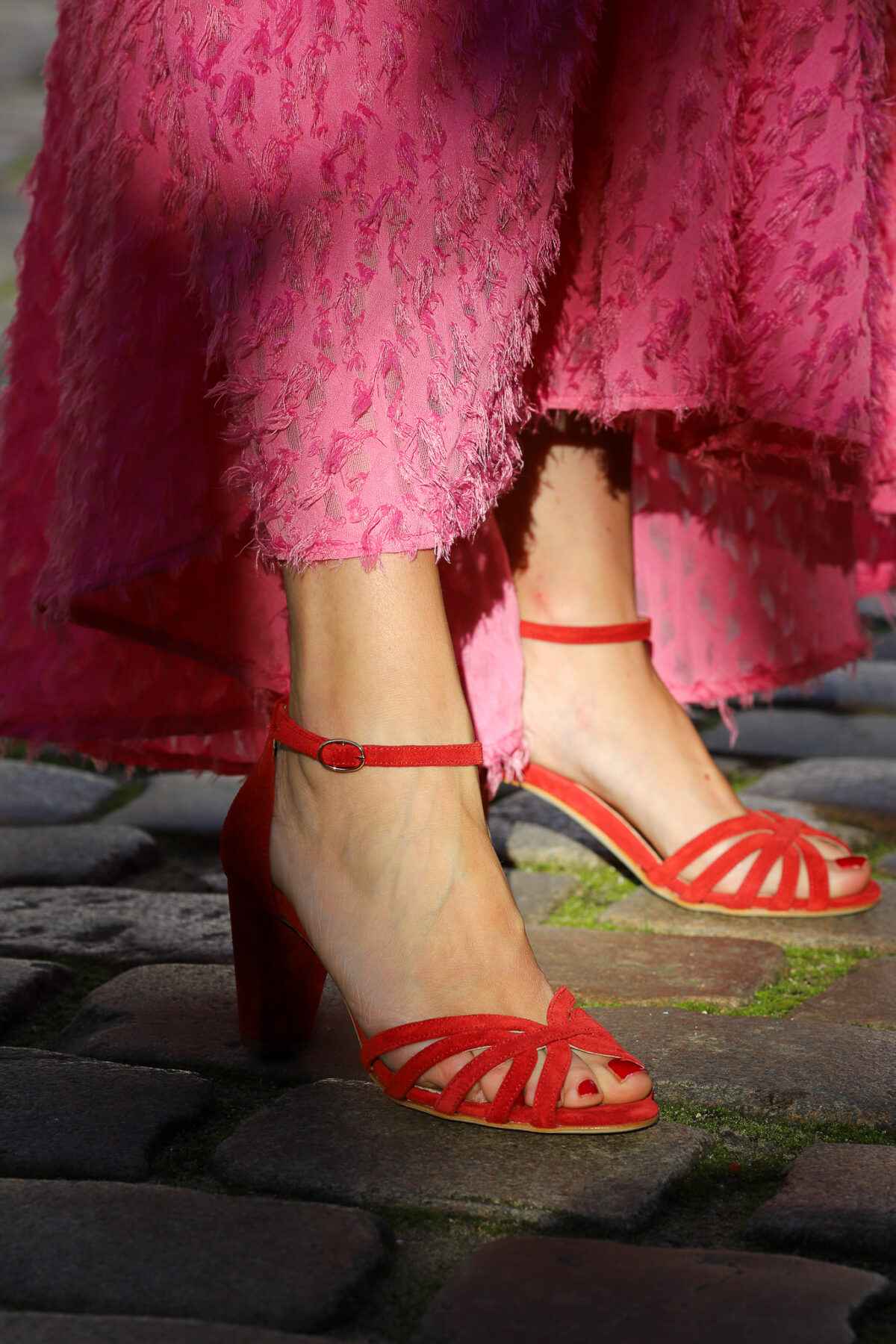 Sandali in suede rosso con punta aperta e fasce incrociate
