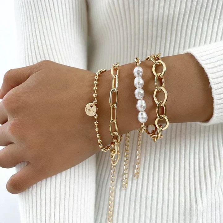 Set di bracciali con perle dorate