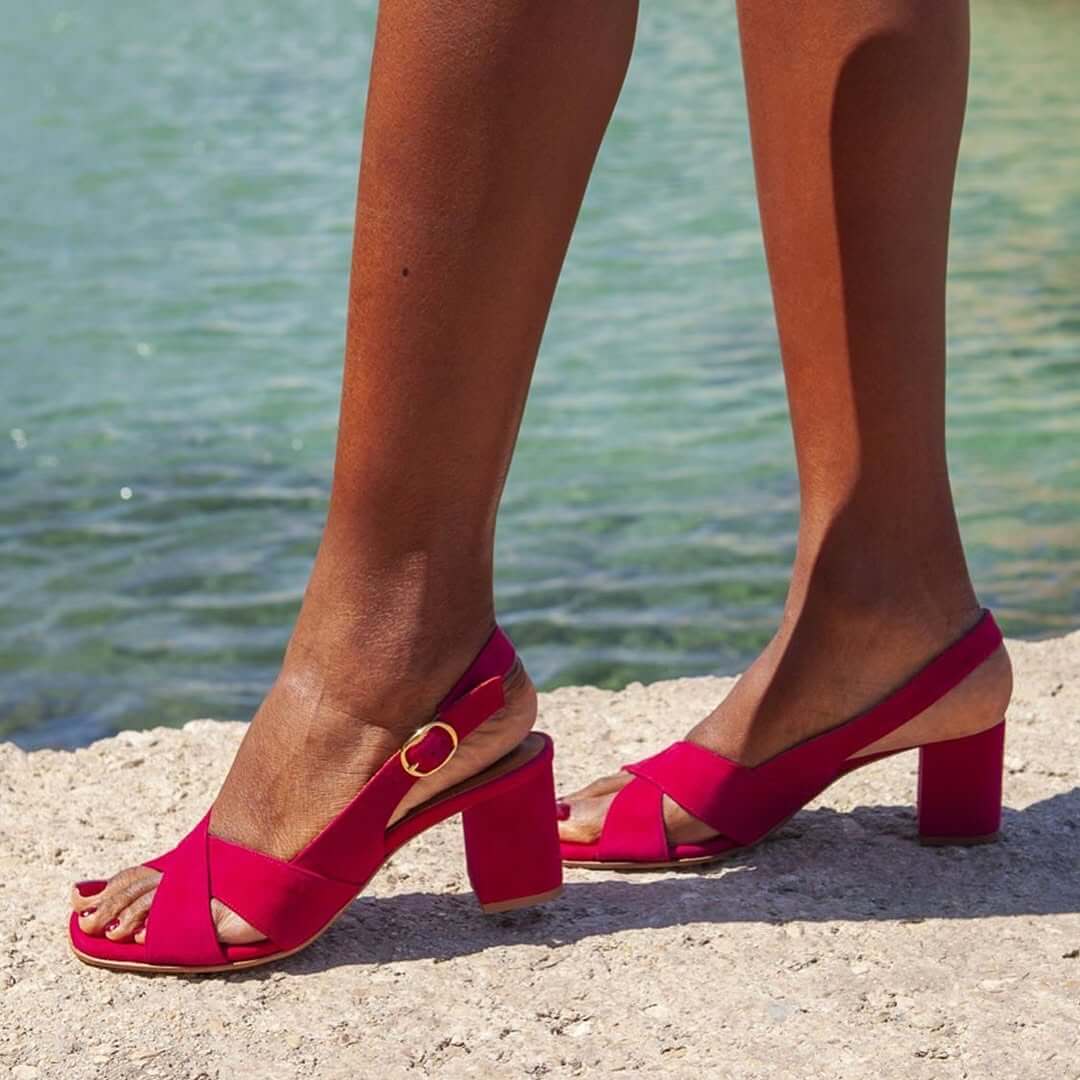 Sandali in suede con cinturini incrociati e tacco a blocco