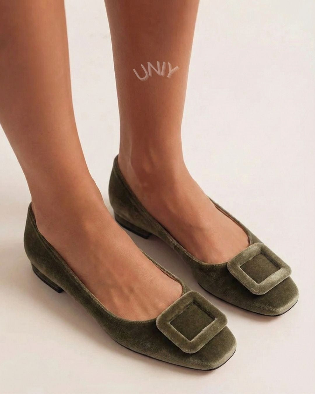 Ballerine in velluto a punta quadrata con fibbia