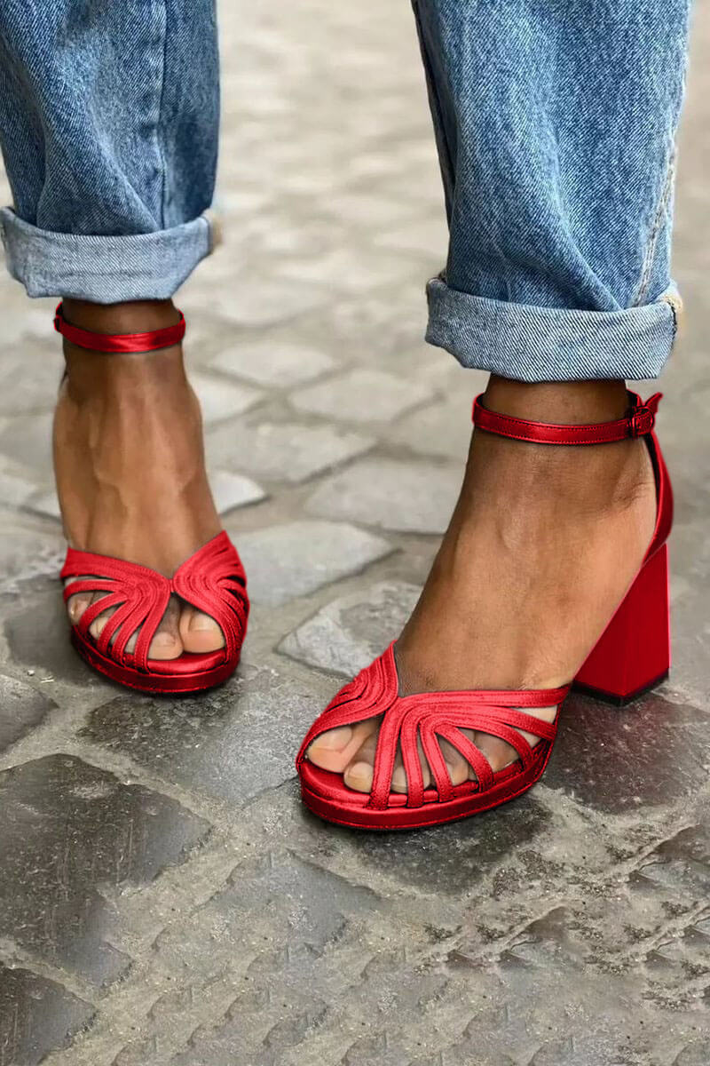 Décolleté color block brillanti con tacco largo, apertura e cinturino alla caviglia