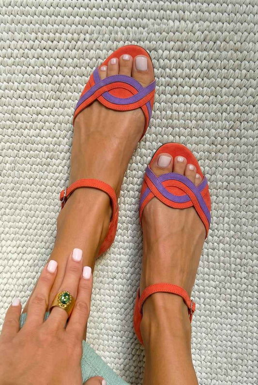 Sandali bassi in suede a punta aperta con cinturino alla caviglia