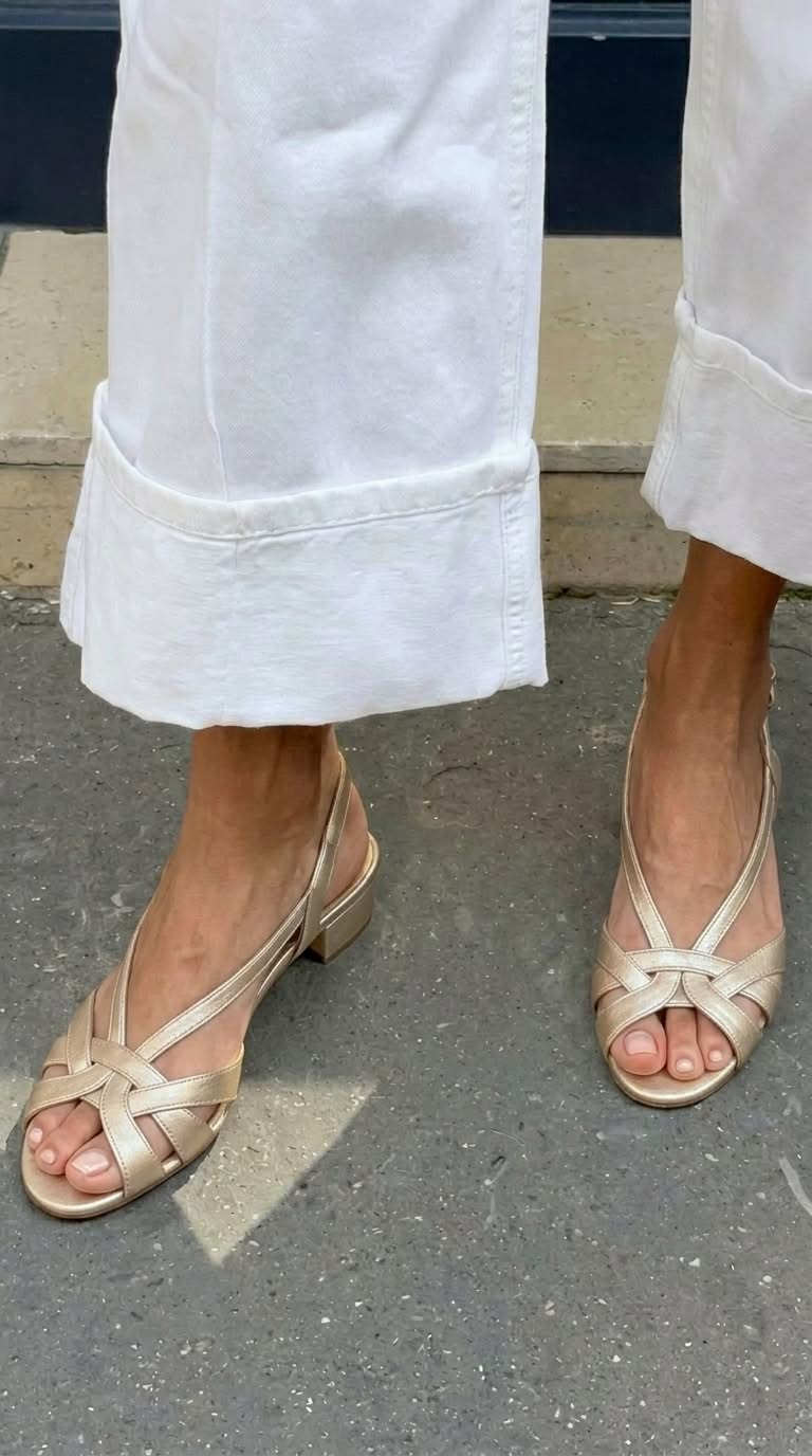 Sandali slingback nude in pelle con cinturini incrociati e tacco basso