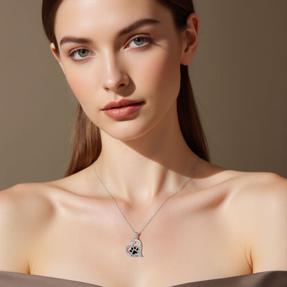 Collana con pendente a forma di impronta di zampa