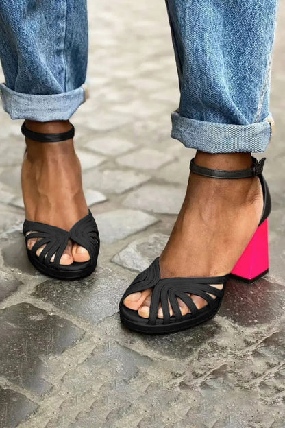 Décolleté color block brillanti con tacco largo, apertura e cinturino alla caviglia