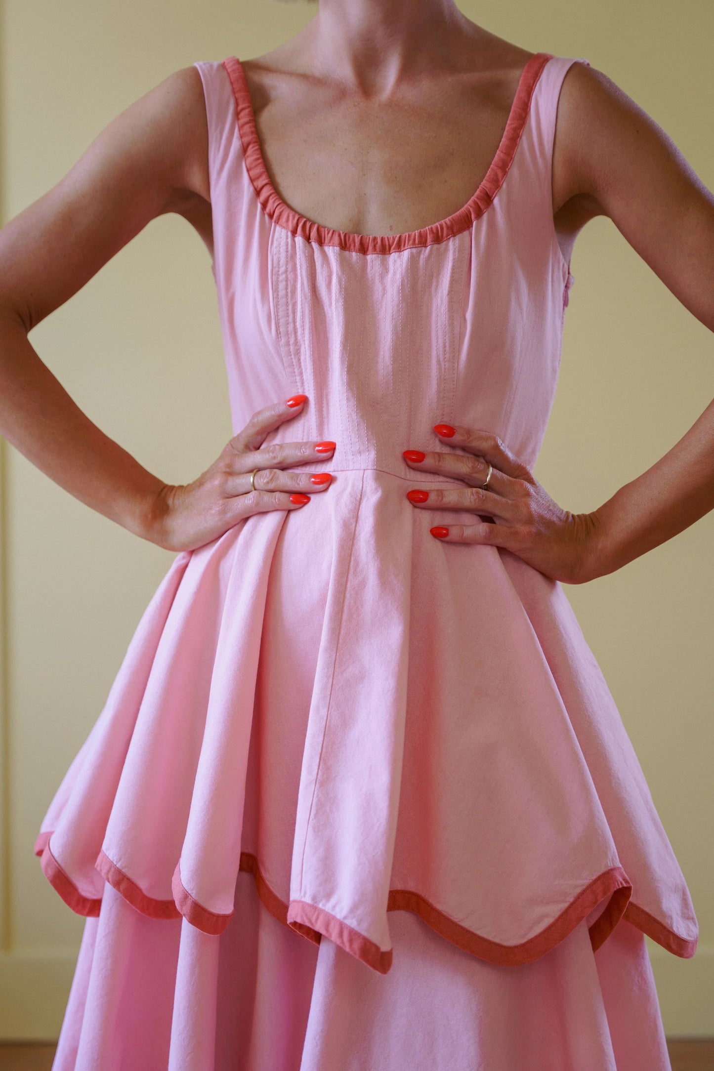Abito lungo con volant