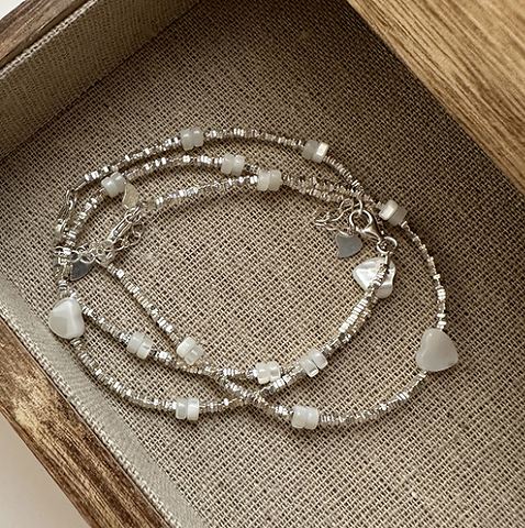 Collezione di bracciali vintage con perle classiche